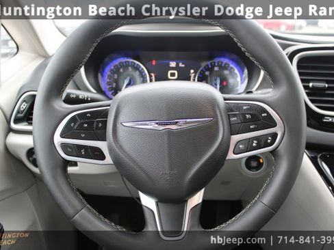 Used 2023 Chrysler Pacifica Touring-L image 15