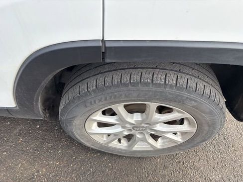 Used 2016 Jeep Cherokee Sport image 15