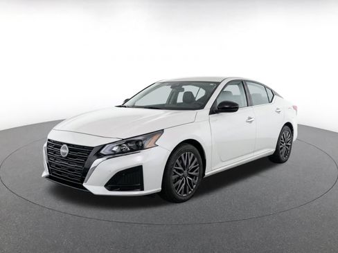 Used 2025 Nissan Altima 2.5 SV FWD image 3