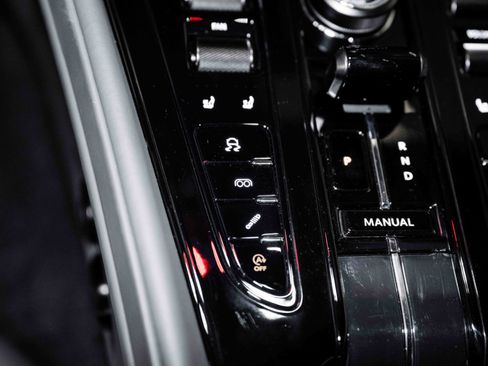 Used 2024 Aston Martin DB12 Coupe image 31