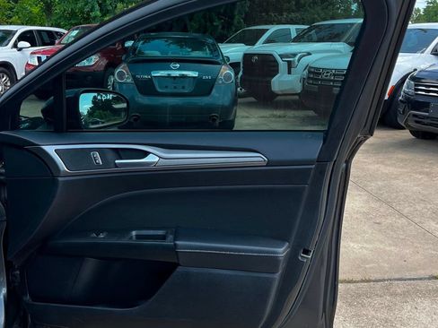 Used 2018 Ford Fusion SE w/ Fusion SE Technology Package FWD image 30
