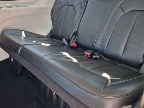 Certified 2024 Chrysler Pacifica Touring-L image 28