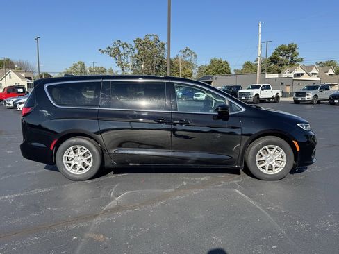 Used 2024 Chrysler Pacifica Touring-L image 16