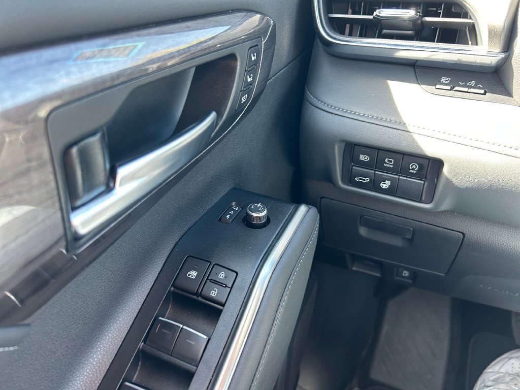 Used 2025 Toyota Highlander Limited AWD/4WD image 24