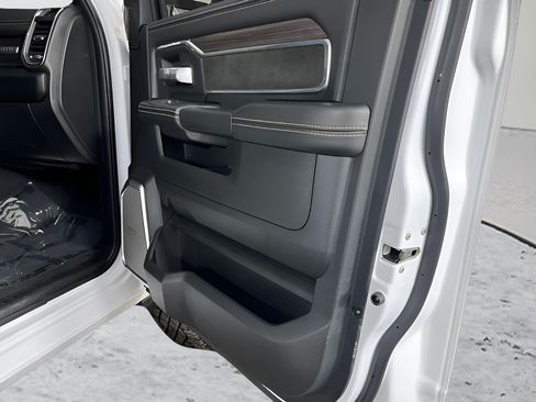 Used 2025 RAM 2500 Laramie AWD/4WD image 15