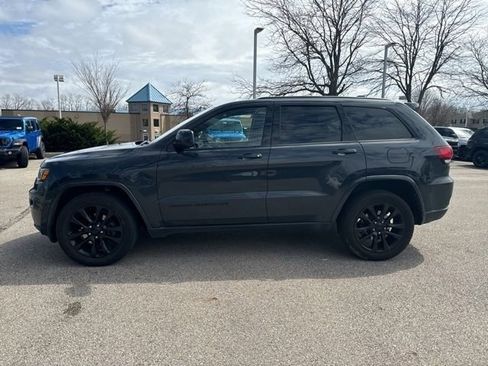 Used 2018 Jeep Grand Cherokee Altitude image 2