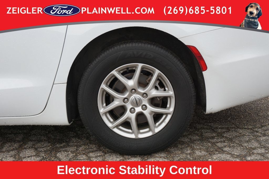Used 2024 Chrysler Pacifica Touring-L FWD image 9