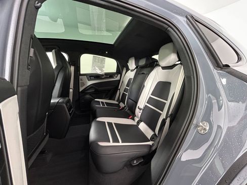 Used 2025 Porsche Cayenne GTS AWD/4WD image 27