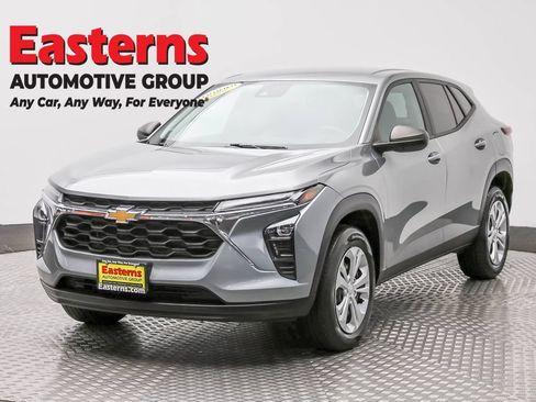 Used 2024 Chevrolet Trax LS w/ Driver Confidence Package FWD image 1
