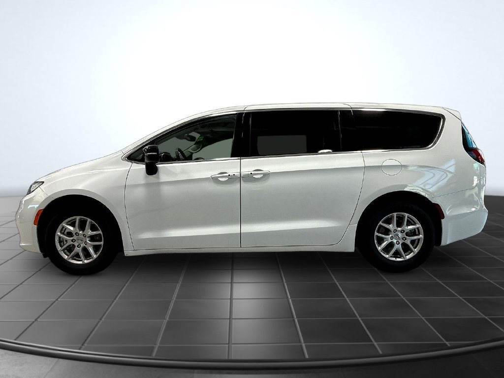 Used 2024 Chrysler Pacifica Touring-L FWD image 5