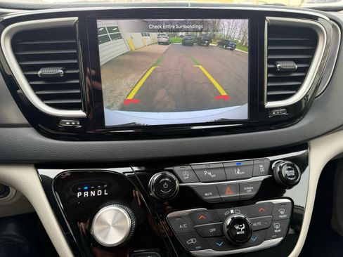 Used 2024 Chrysler Pacifica Touring-L image 18