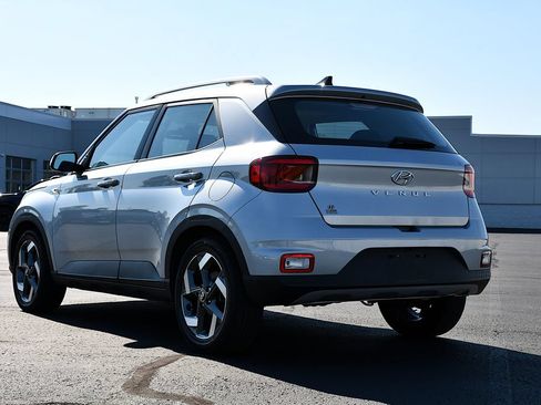 Used 2022 Hyundai Venue SEL FWD image 5