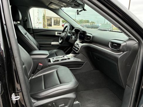 Used 2024 Ford Explorer XLT w/ Equipment Group 202A image 3