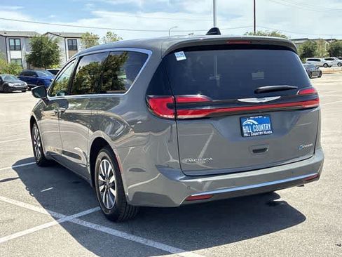 Used 2023 Chrysler Pacifica Touring-L FWD image 4