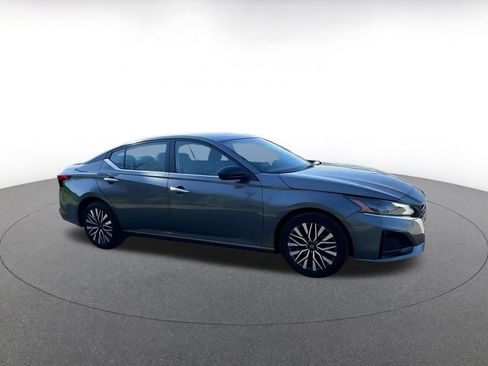 Used 2025 Nissan Altima 2.5 SV image 2