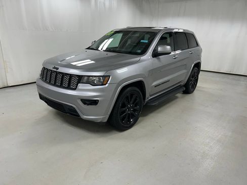 Used 2017 Jeep Grand Cherokee Altitude AWD/4WD image 2