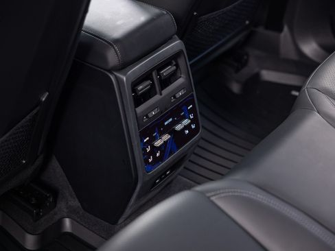Certified 2025 Porsche Macan Electric RWD image 32