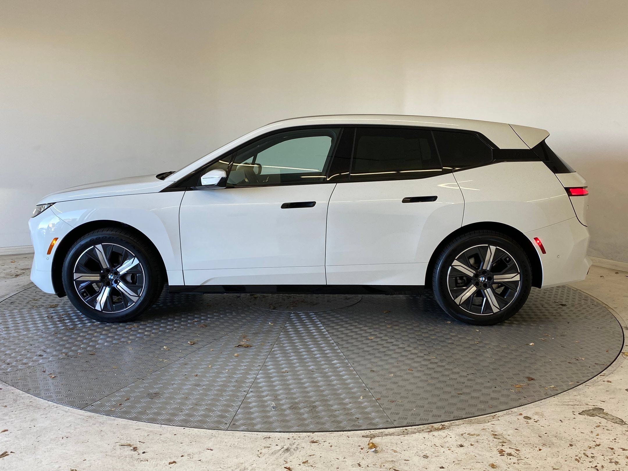 Used 2026 BMW iX xDrive45 AWD/4WD image 2