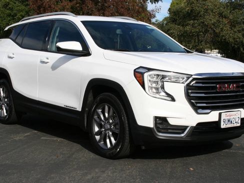 Used 2023 GMC Terrain SLT image 2