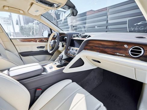 Used 2023 Bentley Bentayga Extended Wheelbase image 39