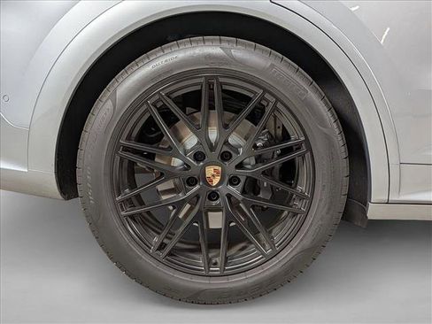 Used 2025 Porsche Cayenne image 27