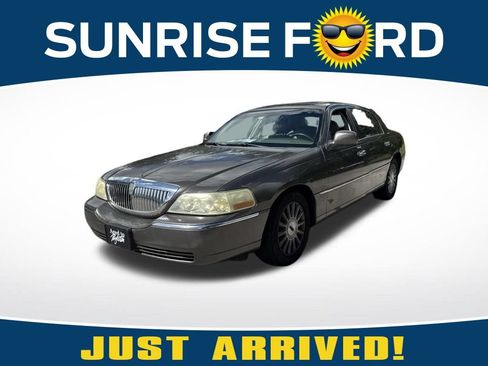 Used 2004 Lincoln Town Car Signature RWD image 1