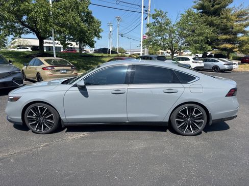 Used 2023 Honda Accord Touring image 2
