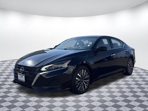 Used 2024 Nissan Altima 2.5 SV w/ SV Premium Package FWD image 3