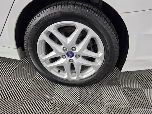 Used 2015 Ford Fusion SE image 18