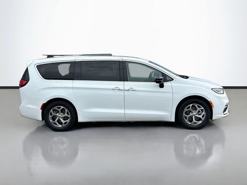 Used 2024 Chrysler Pacifica Limited FWD image 18