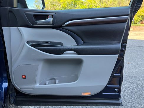 Used 2016 Toyota Highlander Limited image 22