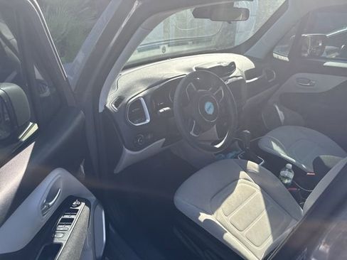 Used 2019 Jeep Renegade Latitude image 4