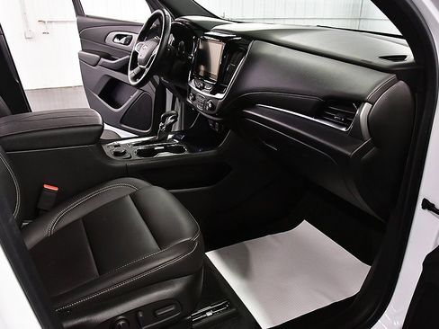 Used 2023 Chevrolet Traverse LT w/ Rear Camera Mirror Package image 28