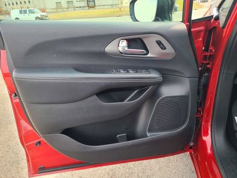 Used 2025 Chrysler Pacifica Select FWD image 16