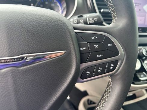 Used 2023 Chrysler Pacifica Touring-L FWD image 20