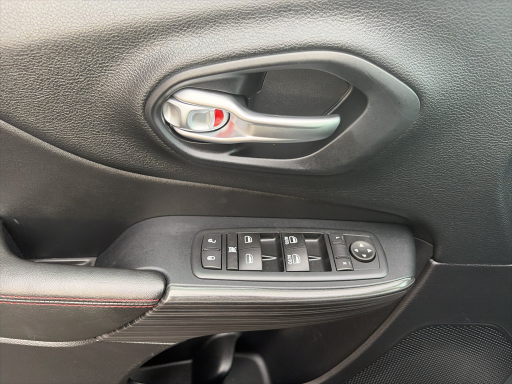 Used 2016 Jeep Cherokee Trailhawk w/ Comfort/Convenience Group AWD/4WD image 12
