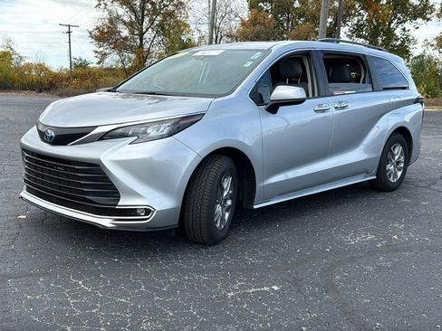 Used 2024 Toyota Sienna XLE image 3