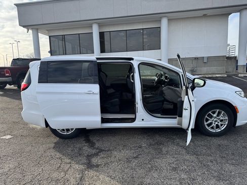 Used 2024 Chrysler Pacifica Touring-L image 8