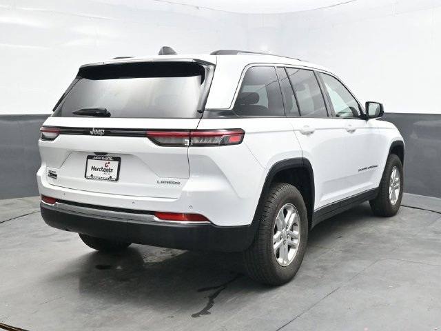 Used 2022 Jeep Grand Cherokee Laredo w/ Luxury Tech Group I AWD/4WD image 7