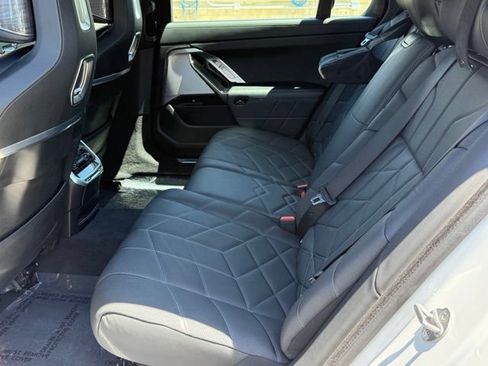 Used 2023 BMW i7 xDrive60 AWD/4WD image 30