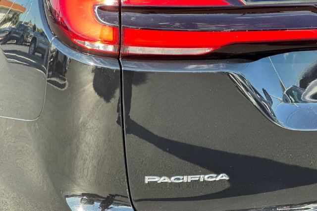 Used 2024 Chrysler Pacifica Touring-L FWD image 32