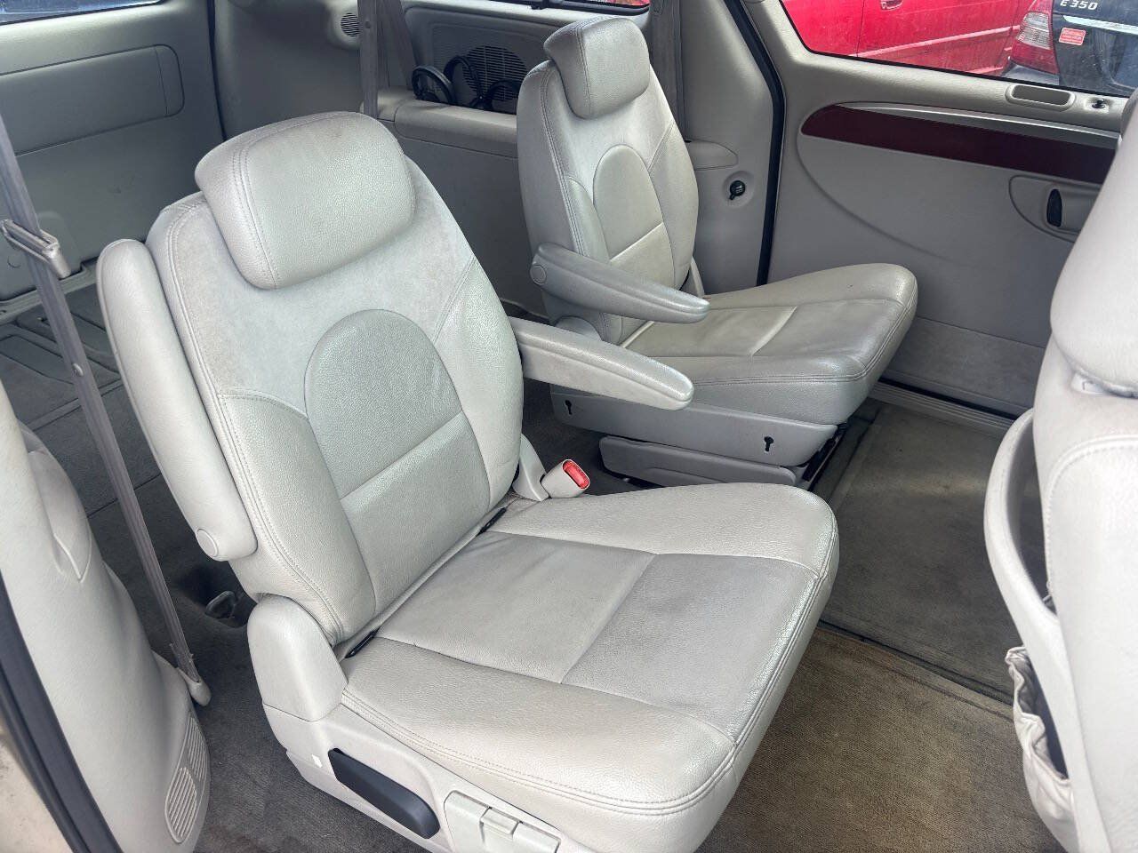 Used 2005 Chrysler Town & Country Limited w/ Trailer Tow Group FWD image 11