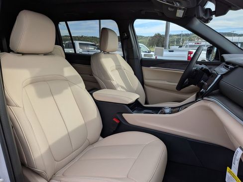 New 2026 Jeep Grand Cherokee L Limited w/ Luxury Tech Group II image 30