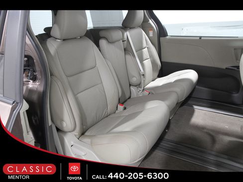 Used 2018 Toyota Sienna XLE w/ XLE Navigation Package image 18