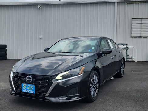 Used 2024 Nissan Altima 2.5 SV w/ SV Premium Package FWD image 1