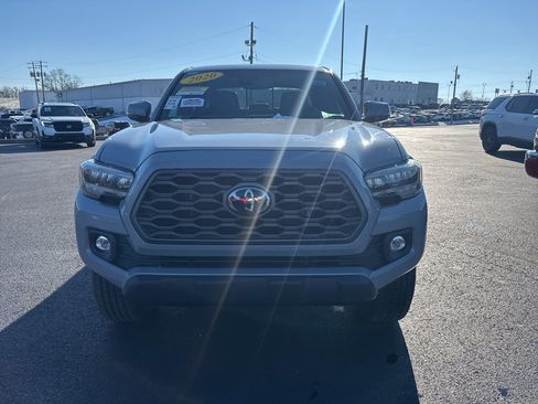 Used 2020 Toyota Tacoma TRD Off-Road image 2