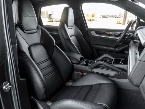 Used 2024 Porsche Cayenne Turbo image 45