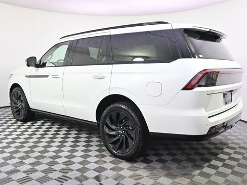 New 2026 Lincoln Navigator Reserve w/ Jet Appearance Package AWD/4WD image 3