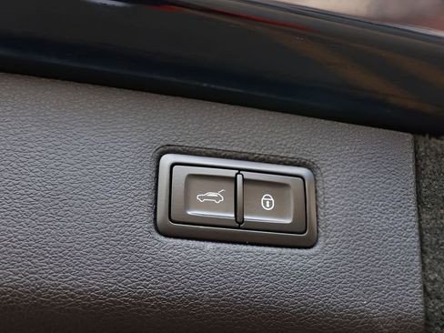 Used 2020 Bentley Bentayga Design Series AWD/4WD image 46