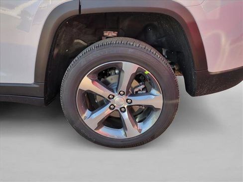 New 2026 Jeep Grand Cherokee Limited image 9